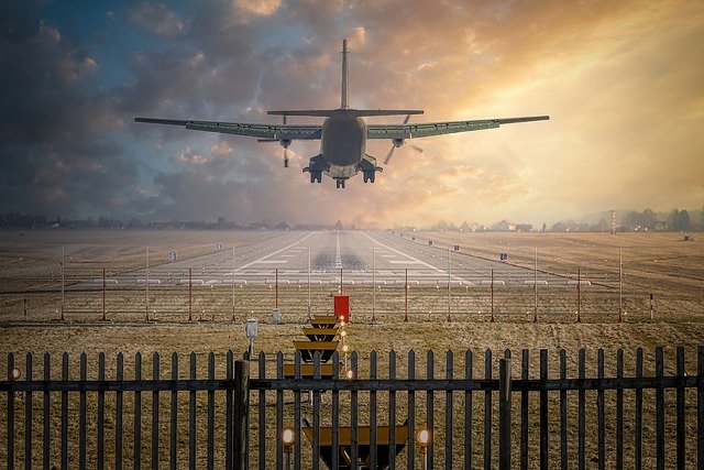 着陸する飛行機